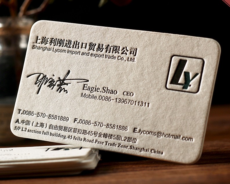 360克蒙特利卡，也是意大利進口的環(huán)保紙張，紙張本身一共有兩個色，一個是白色，一個是棕黃色