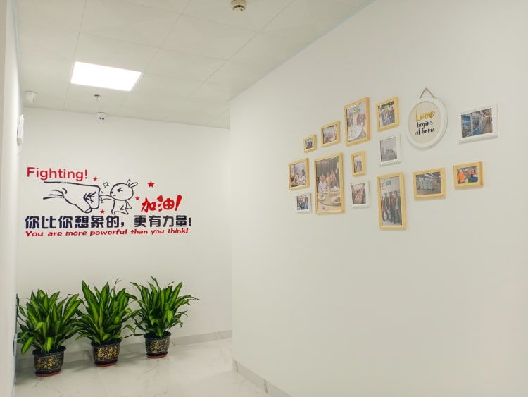 廈門(mén)愛(ài)美信生活用品有限公司、愛(ài)新橙(廈門(mén))寵物用品科技有限公司電商公司員工文化墻
